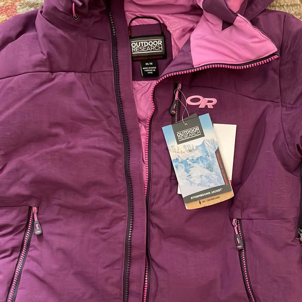 Well fitting winter ski jacket inside pockets, snow skirt, pit zips, hood.